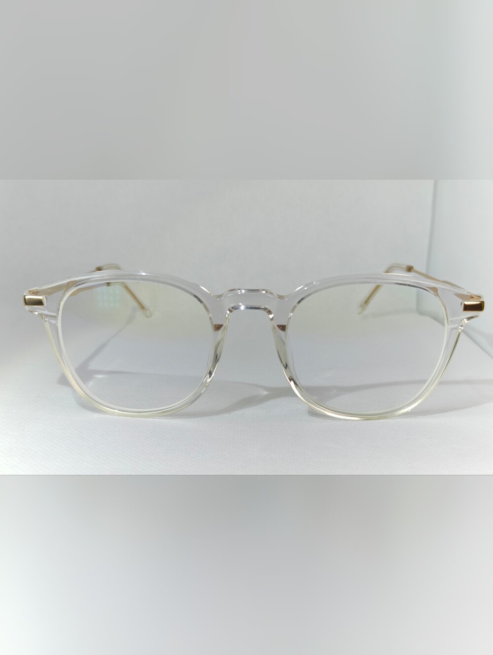 Giverny. Clear Round Gold Metal Minimalist Eyewear.
